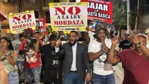 Comunitarios realizan marcha y cacerolazo en La Javilla para exigir cumplimiento de obras prometidas