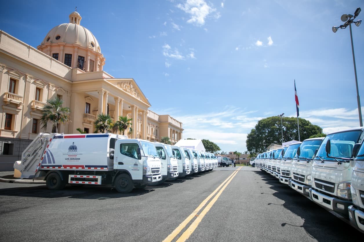 Presidente Abinader entrega 50 camiones compactadores para fortalecer la recogida de basura y proteger la salud de la población