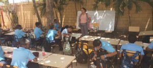 Estudiantes reciben clases debajo de árboles una semana después del inicio del año escolar