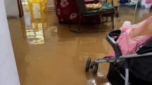 «Me estoy ahogando»: familia clama por ayuda tras inundación de su vivienda en Villa Mella, SDN